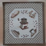 Гобеленовая декоративная салфетка "Пасхальные дары" диаметр 55  